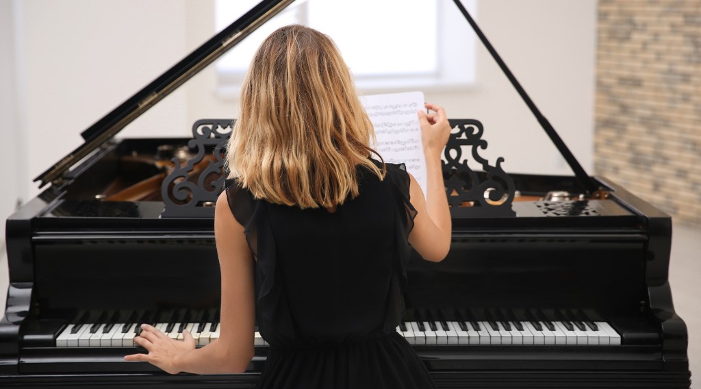 Lady Musician playing a piano Soundroots 